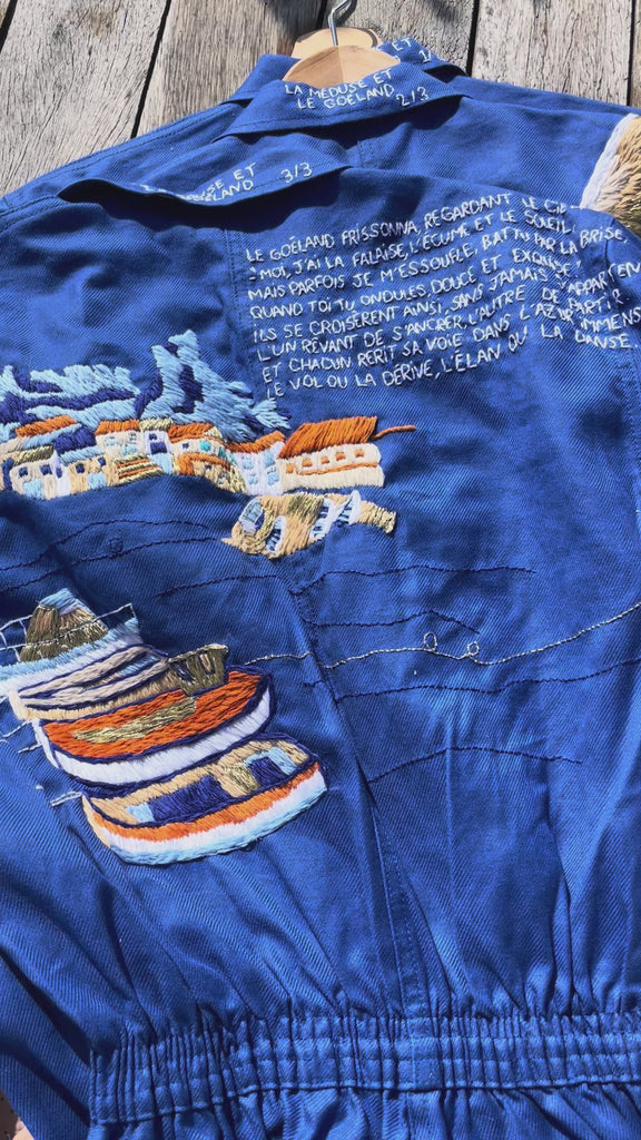 Oeuvre textile combinaison brodée Marseille, montredon. broderie main