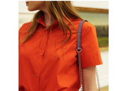 chemise orange rouge a manches courtes broderie main corps nu de femme minimalist