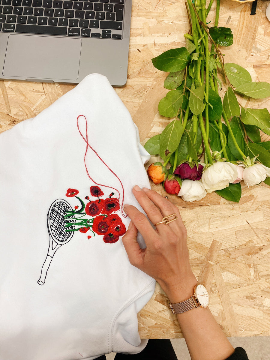 roland garros version coquelicot raquette de tennis 2021 broderie unisexe pull blanc made in marseille fabrique en france lafrenchpique