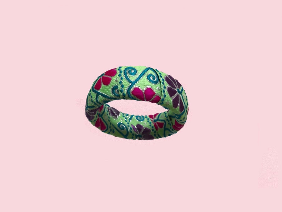 bracelet en bois avec broderies fabrique en france couleur été 2020 cadeau lafrenchpique paris