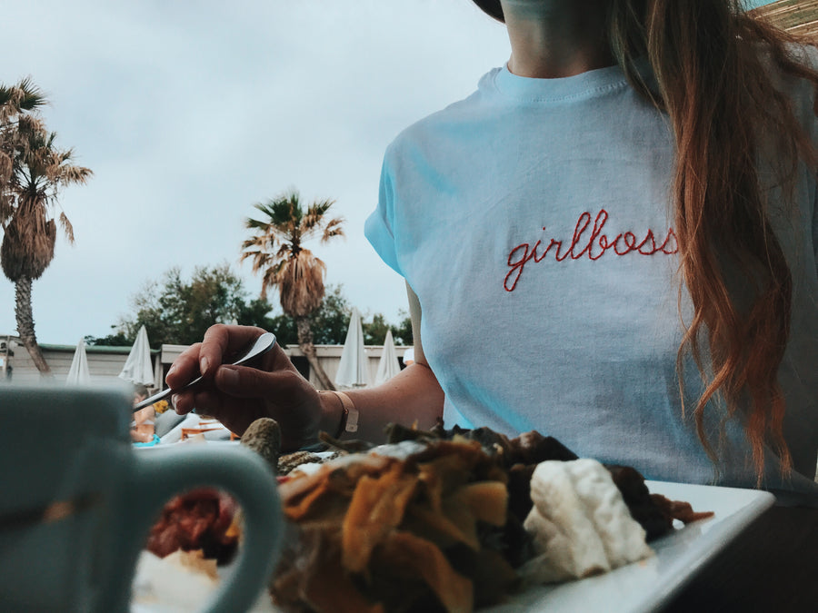 white t-shirt unisexe blanc girlboss girlpower broderie main fabrique en france