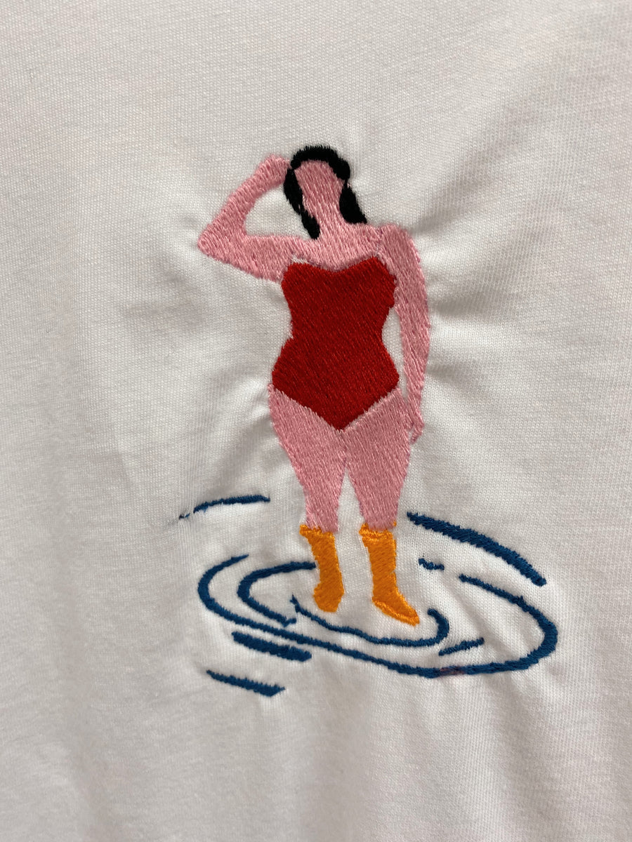 Il pleut il mouille, t-shirt unisexe blanc broderie française fabrique en france brodé en france les pieds dans l'eau maillot de bain éthique mode responsable bottes de pluie lafrenchpique